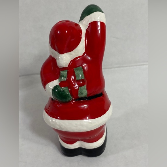 Kissing Santa And Mrs. Claus Salt and Pepper Shakers Christmas Table Kitschy - Picture 10 of 16